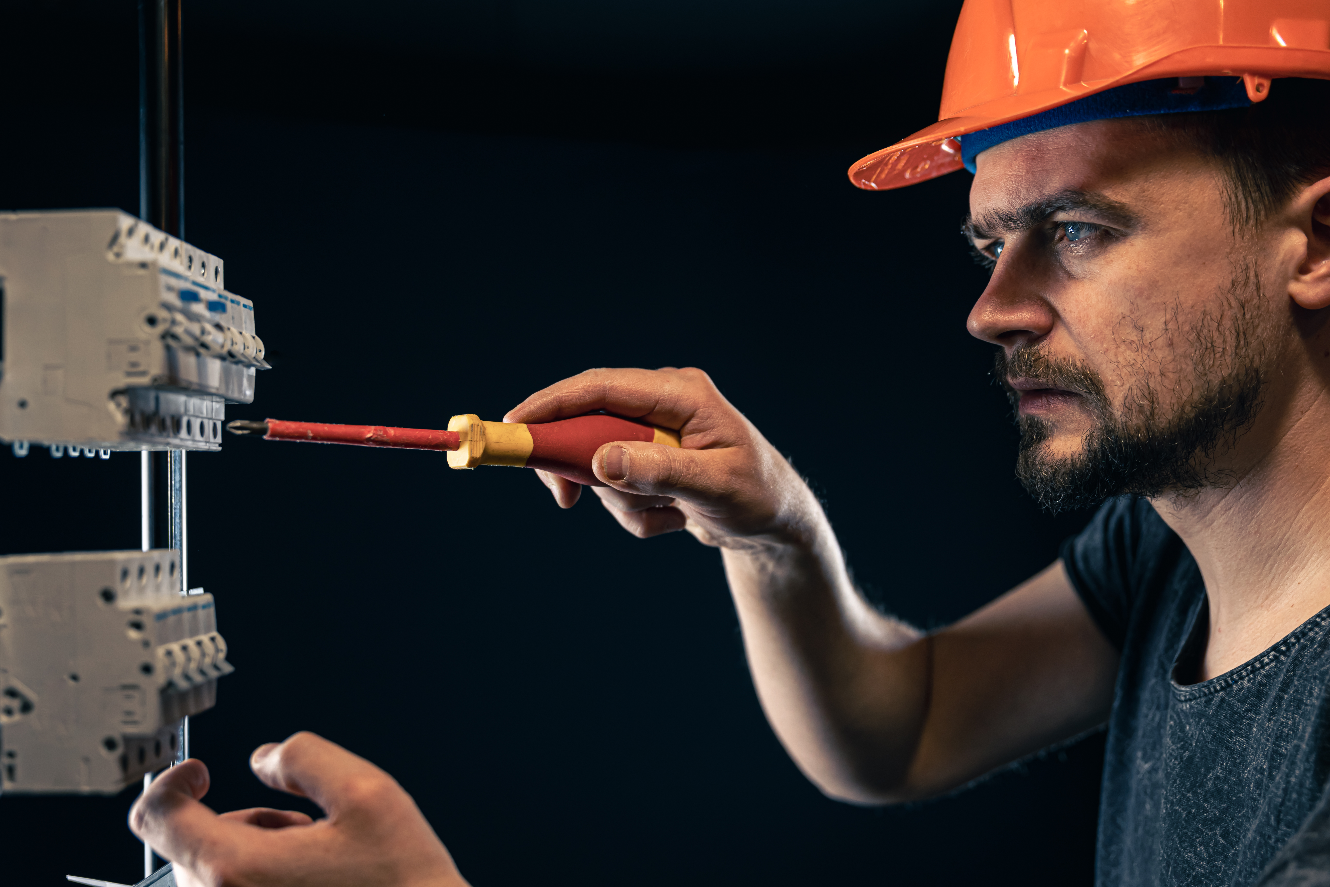 Acil Elektrik Arızalarına Anında Çözüm: Kayseri'nin 7/24 Güvenilir Elektrikçisi
